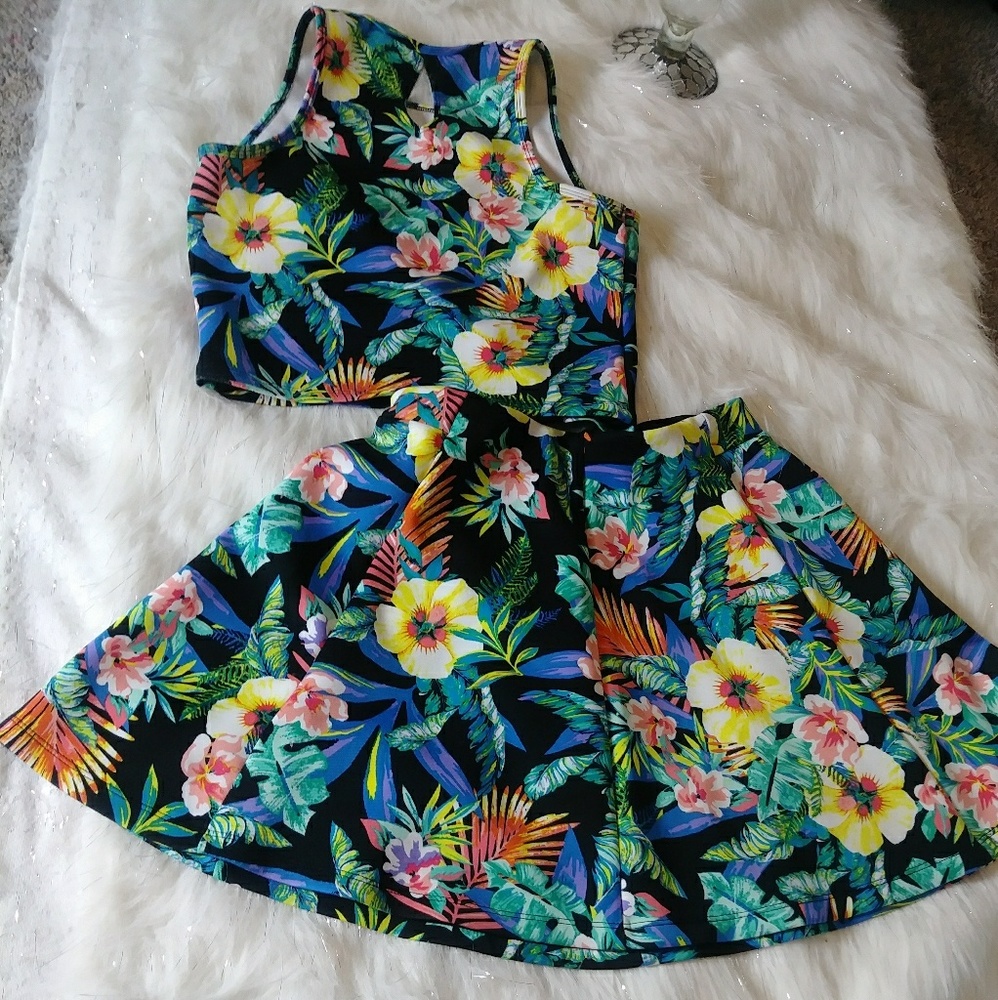 🌴Flirty 2 piece crop top and skater skirt🌴